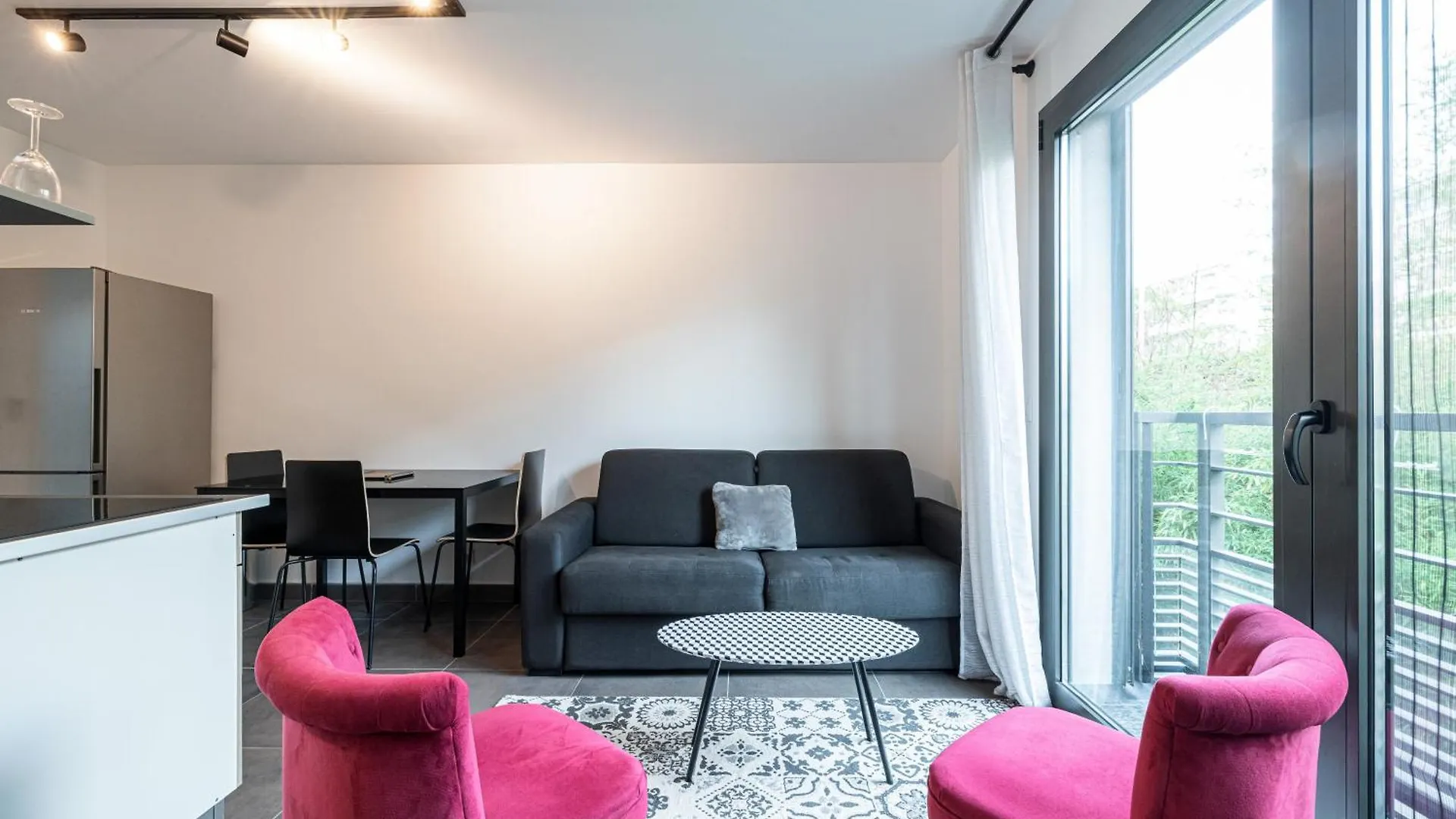 New Listing - 1 Bed Apt,Air-Con,Beach Access,Sea Antibes
