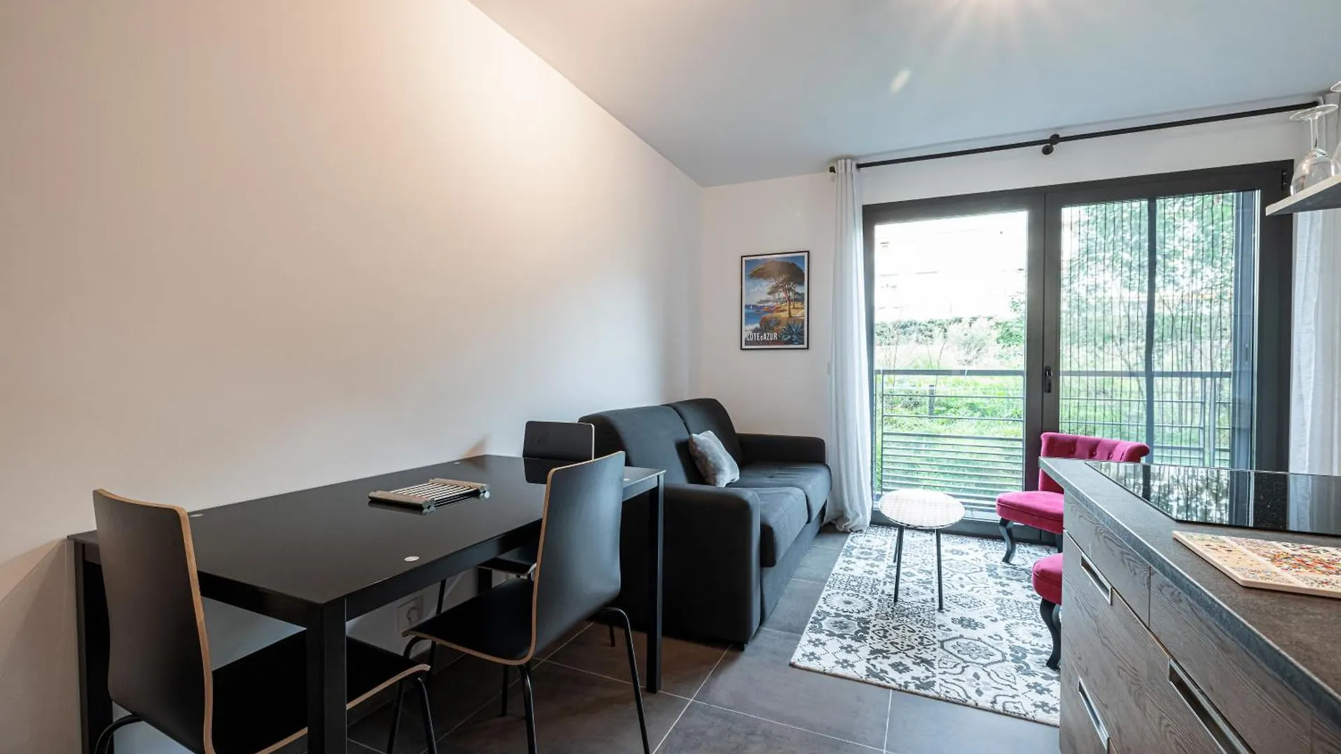 New Listing - 1 Bed Apt,Air-Con,Beach Access,Sea Antibes Apartment