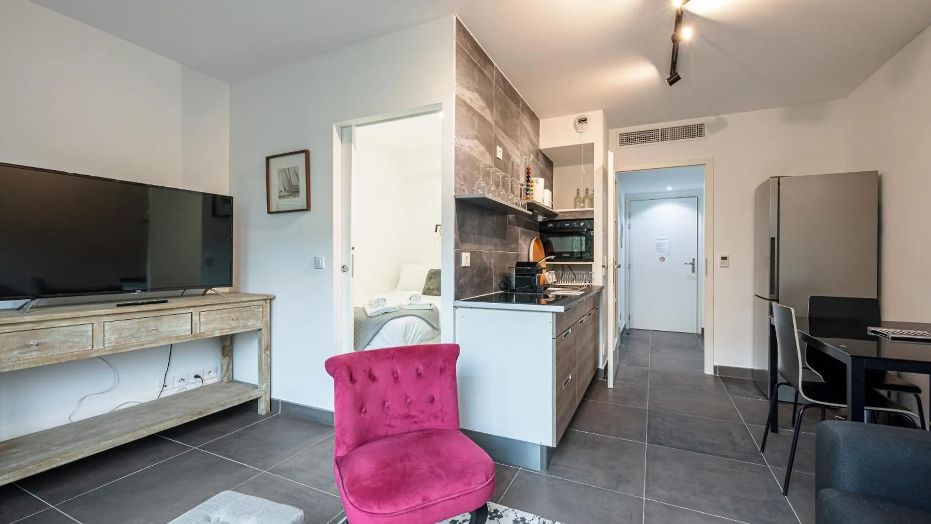 New Listing - 1 Bed Apt,Air-Con,Beach Access,Sea Antibes France