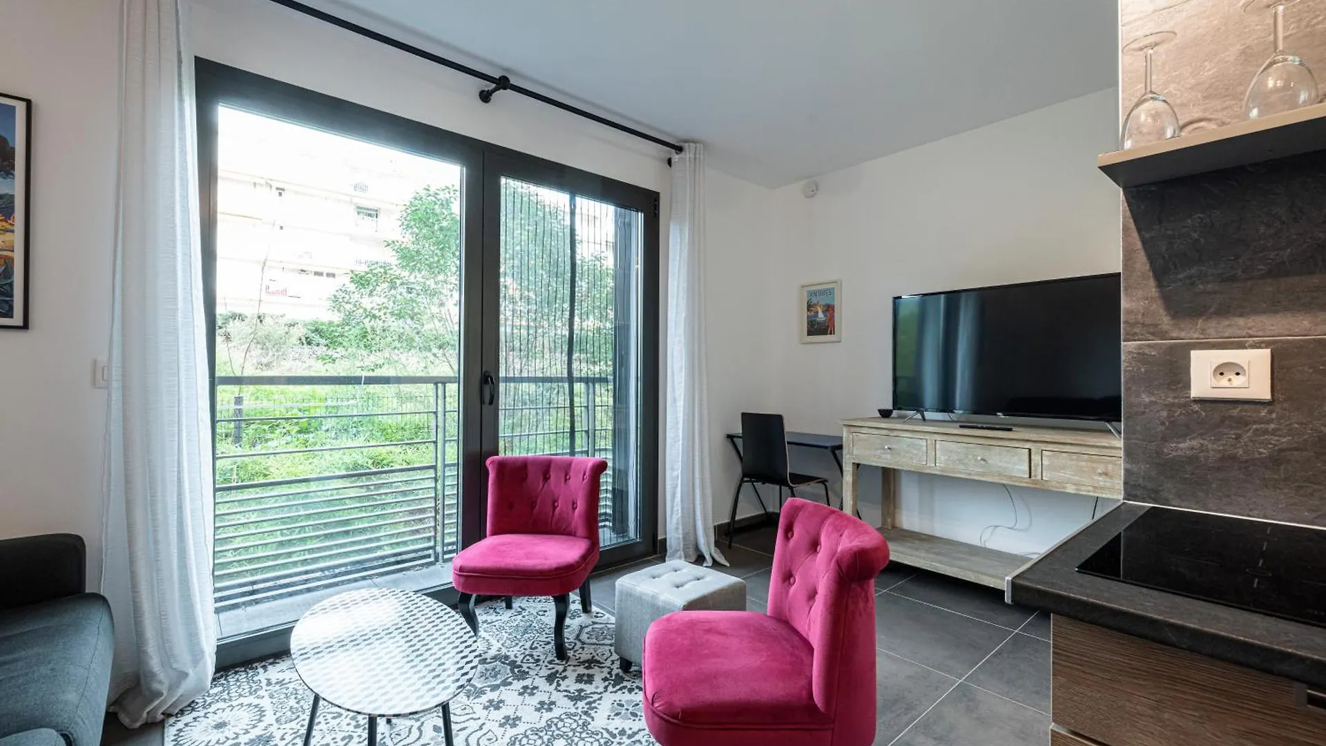 New Listing - 1 Bed Apt,Air-Con,Beach Access,Sea Antibes Apartment