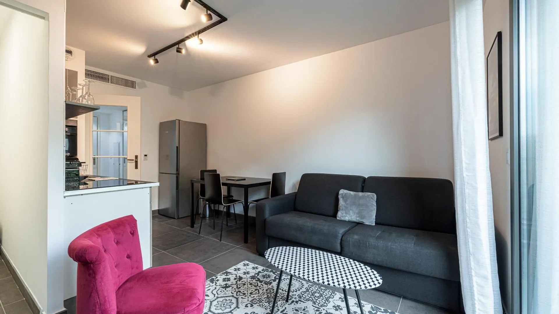 New Listing - 1 Bed Apt,Air-Con,Beach Access,Sea Antibes