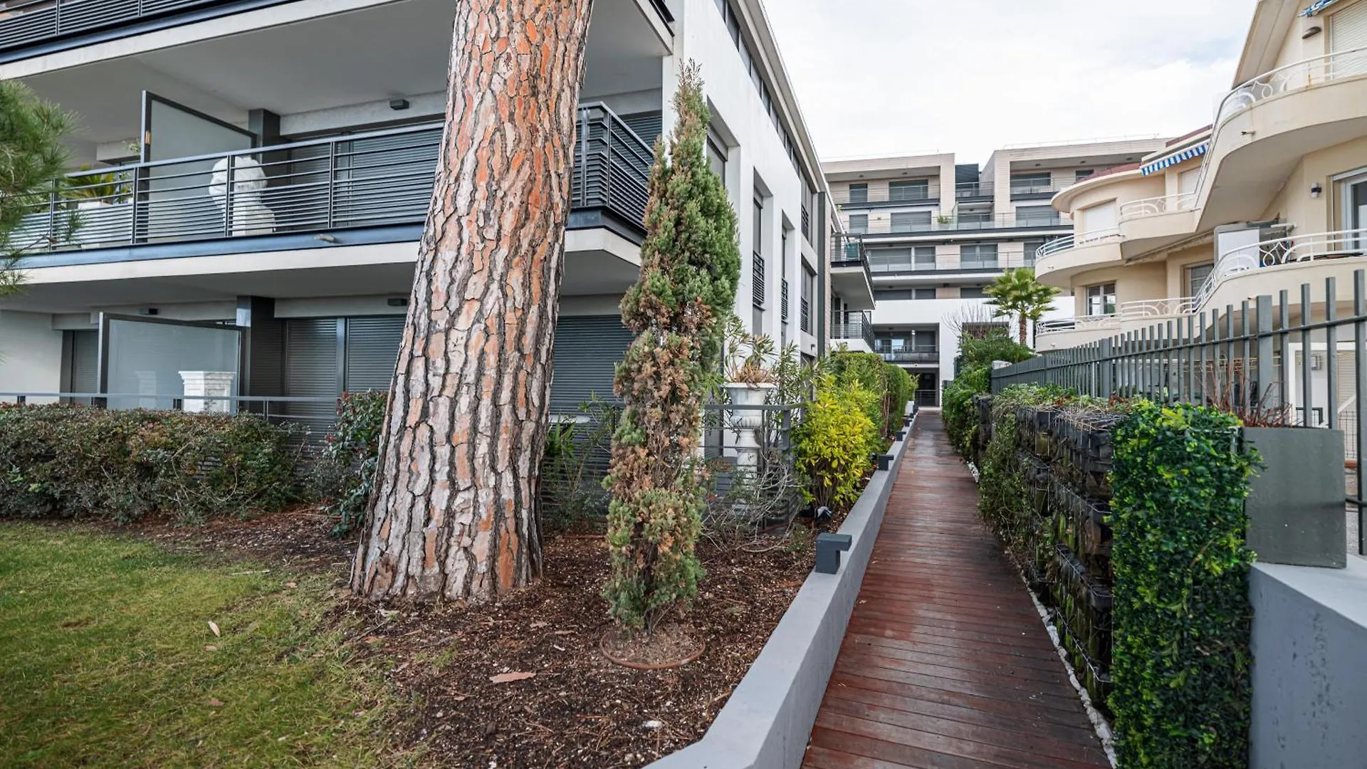 New Listing - 1 Bed Apt,Air-Con,Beach Access,Sea Antibes 0*,