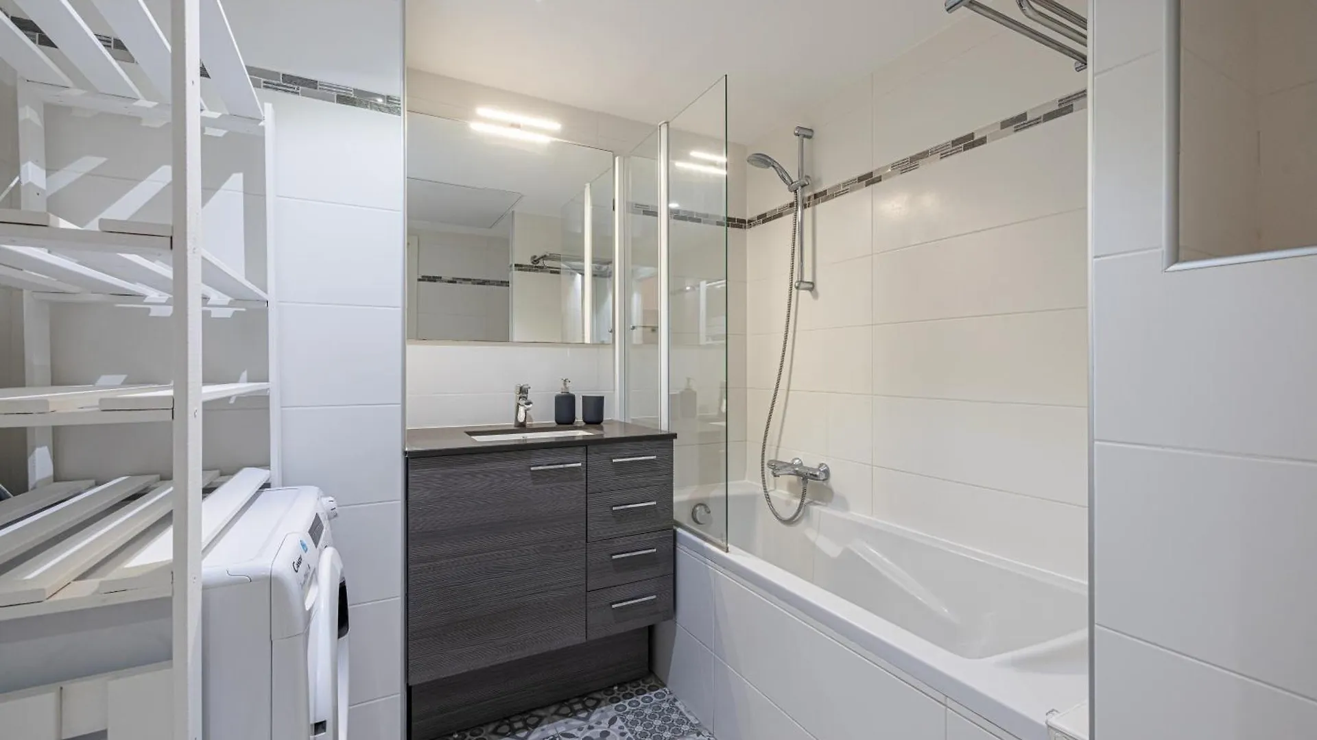 New Listing - 1 Bed Apt,Air-Con,Beach Access,Sea Antibes