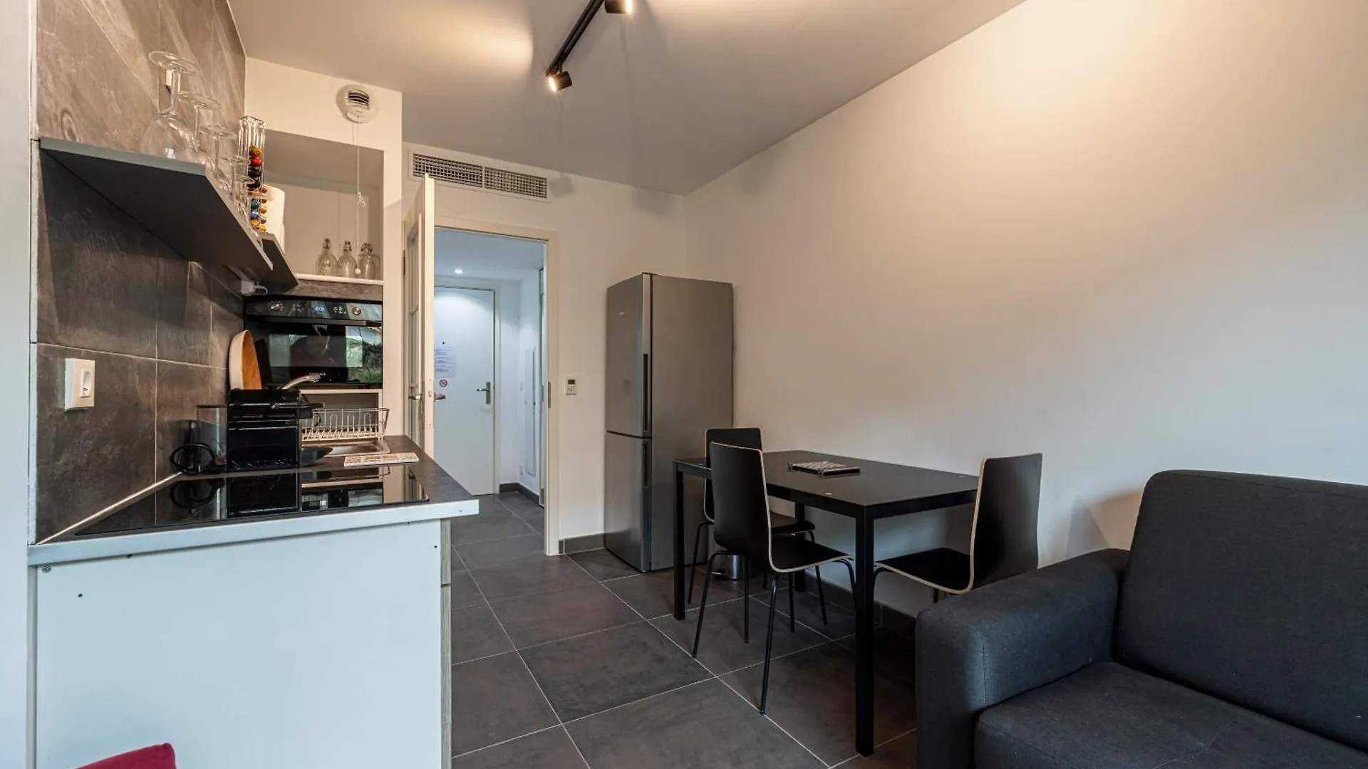 New Listing - 1 Bed Apt,Air-Con,Beach Access,Sea Antibes