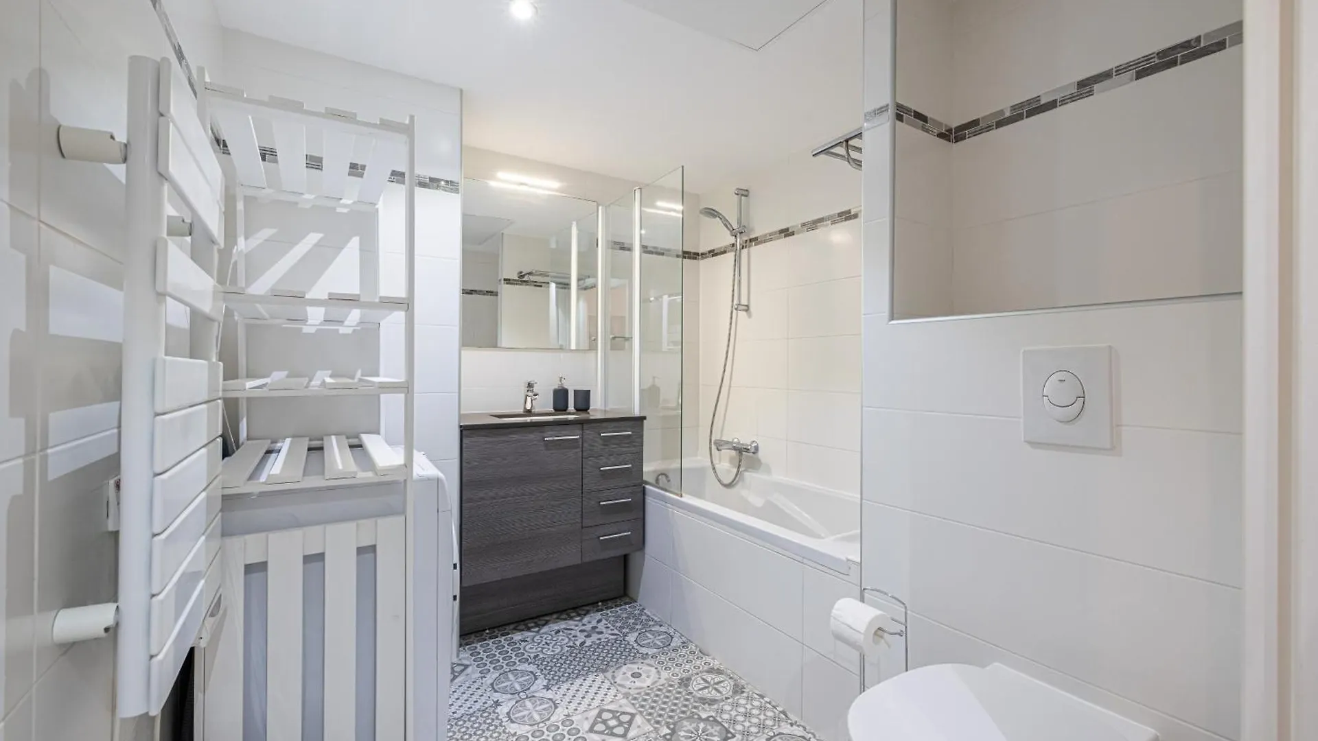 New Listing - 1 Bed Apt,Air-Con,Beach Access,Sea Antibes France