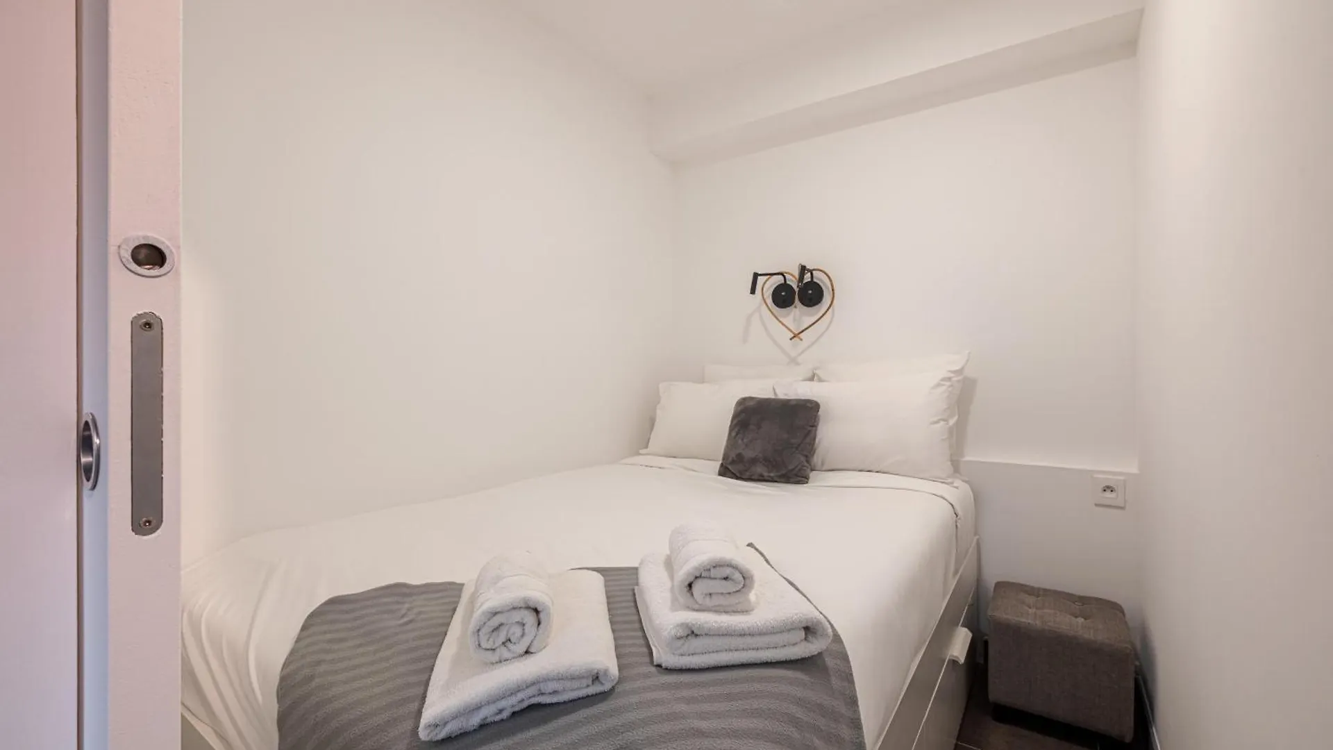 New Listing - 1 Bed Apt,Air-Con,Beach Access,Sea Antibes 0*,  France